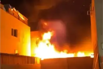 عاجل| حريق ضخم يندلع في المنطقة الحرفية بالعقبة