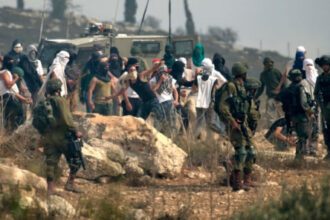 مستوطنون يحرقون أراضي فلسطينية شمال رام الله