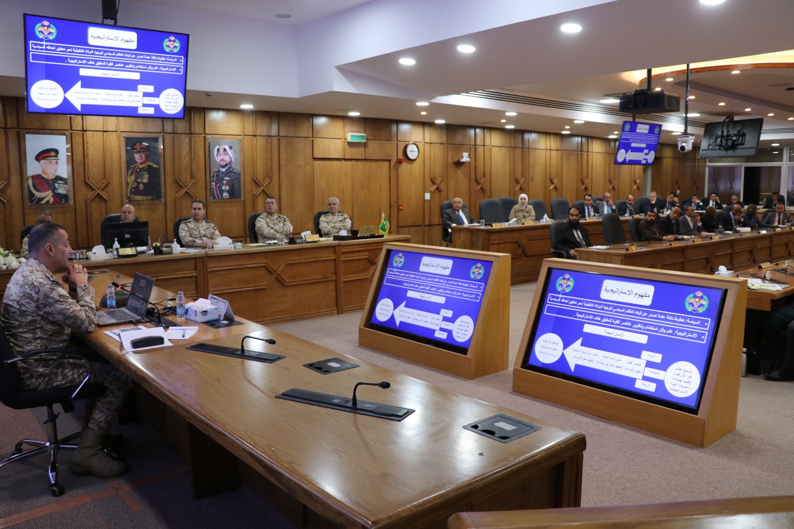 صورة حول : مدير الإعلام العسكري يحاضر عن استراتيجية الإعلام العسكري في كلية الدفاع الوطني مدير الإعلام العسكري يحاضر عن استراتيجية الإعلام العسكري في كلية الدفاع الوطني