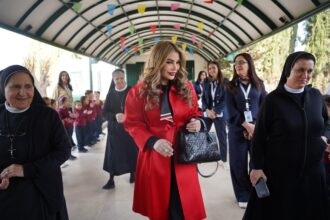 الأديبة الدكتورة سارة طالب السهيل تفتتح معرض “من الصفحة إلى الحياة” في مدرسة راهبات الوردية