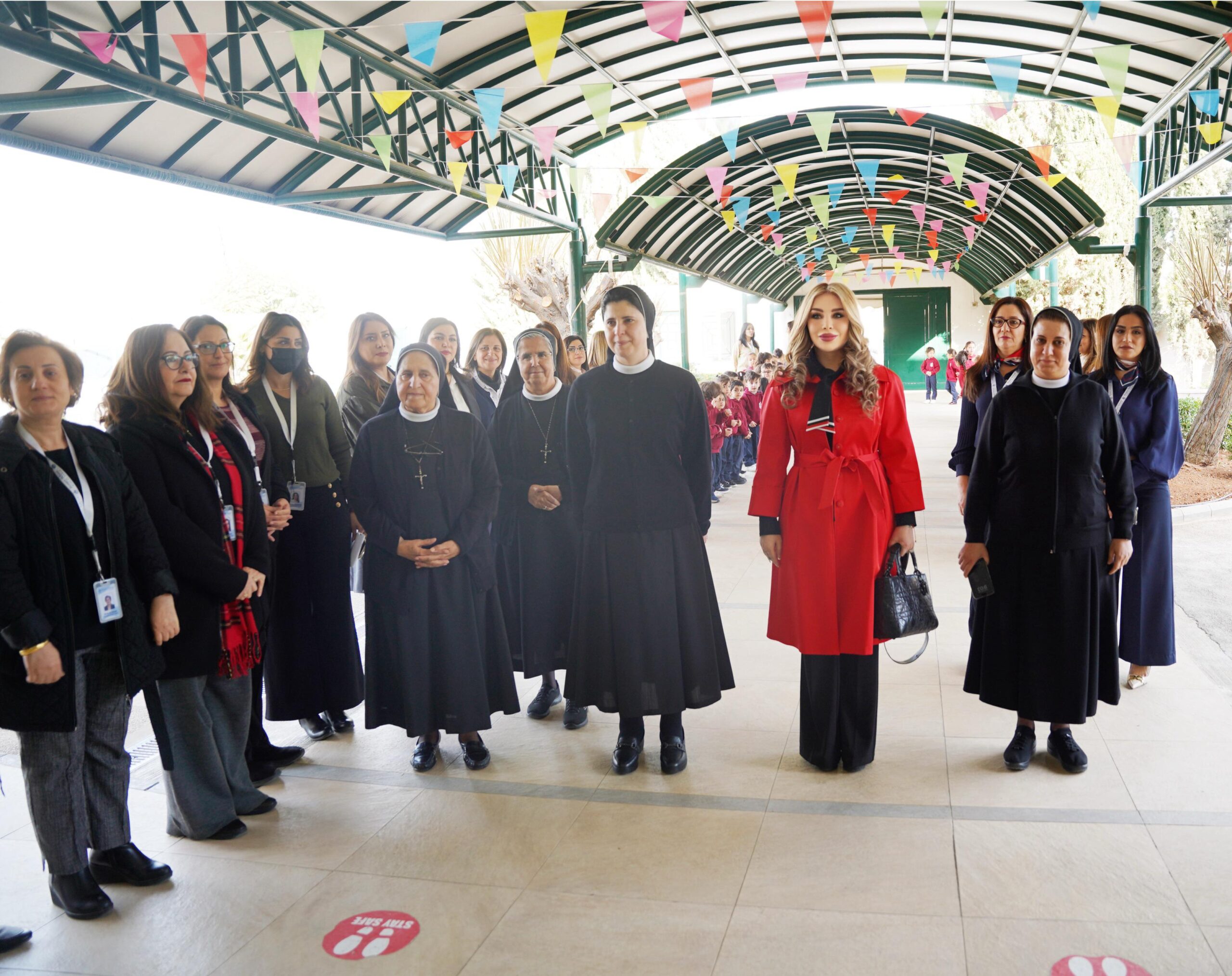 الأديبة الدكتورة سارة طالب السهيل تفتتح معرض “من الصفحة إلى الحياة” في مدرسة راهبات الوردية