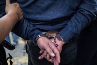 البحث الجنائي يضبط شخص متواري عن الأنظار وبحوزته سلاح ناري ومخدرات