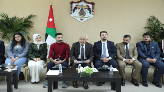 صورة حول : العيسوي: القيادة الهاشمية تراهن على جيل يؤمن بوطنه ويصنع مستقبله العيسوي: القيادة الهاشمية تراهن على جيل يؤمن بوطنه ويصنع مستقبله