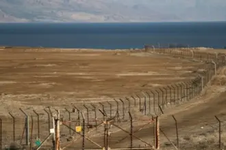 جيش الاحتلال يعلن إحباط محاولة تهريب أسلحة على الحدود الشرقية واعتقال مشتبه به