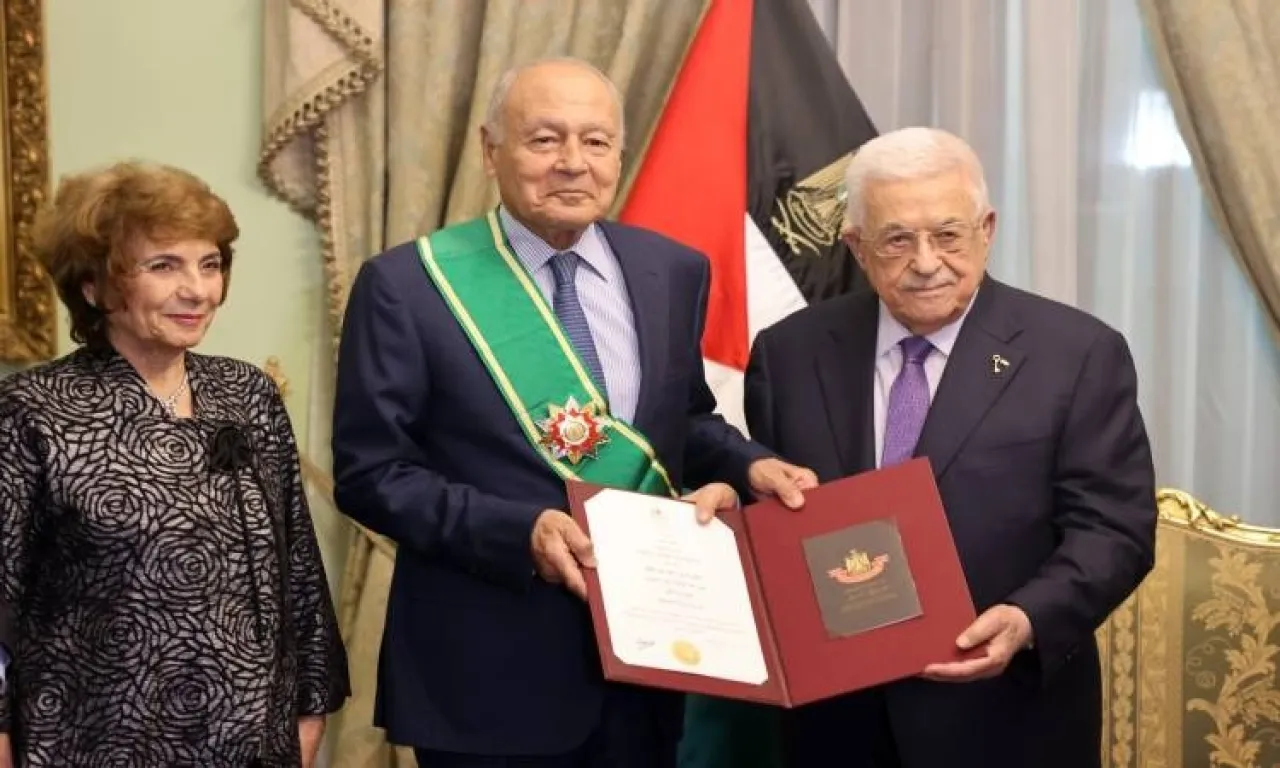 صورة حول : عباس يقلد أبوالغيط الوشاح الأكبر من وسام فلسطين عباس يقلد أبوالغيط الوشاح الأكبر من وسام فلسطين