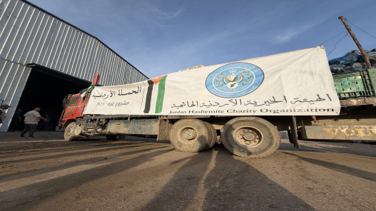 صورة حول : الحملة الأردنية بغزة: توزيع ألف طرد على النازحين الحملة الأردنية بغزة: توزيع ألف طرد على النازحين