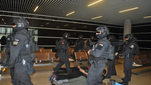 صورة حول : أمن وحماية المطارات تنفذ تمرينا أمنيا "درع المطار" أمن وحماية المطارات تنفذ تمرينا أمنيا "درع المطار"