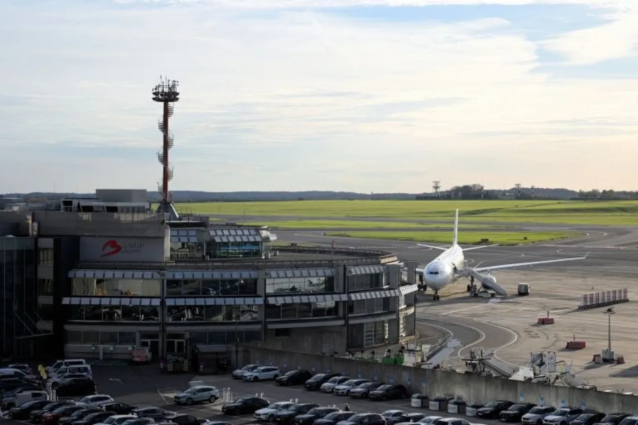 صورة حول : إعادة فتح مطار بروكسل بعد رصد مسيرات إعادة فتح مطار بروكسل بعد رصد مسيرات