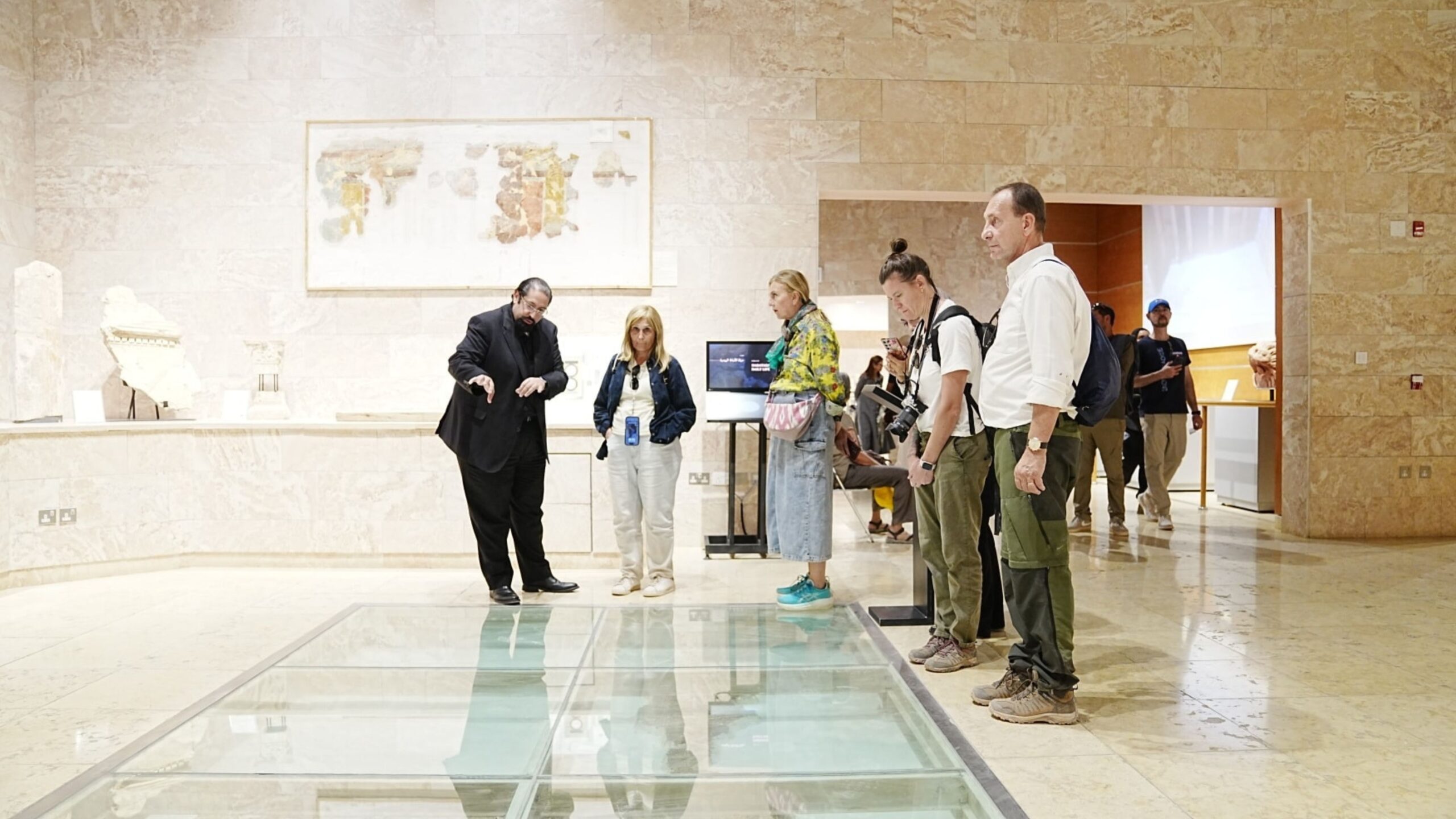 صورة حول : وفد إعلامي إيطالي يزور البترا وفد إعلامي إيطالي يزور البترا