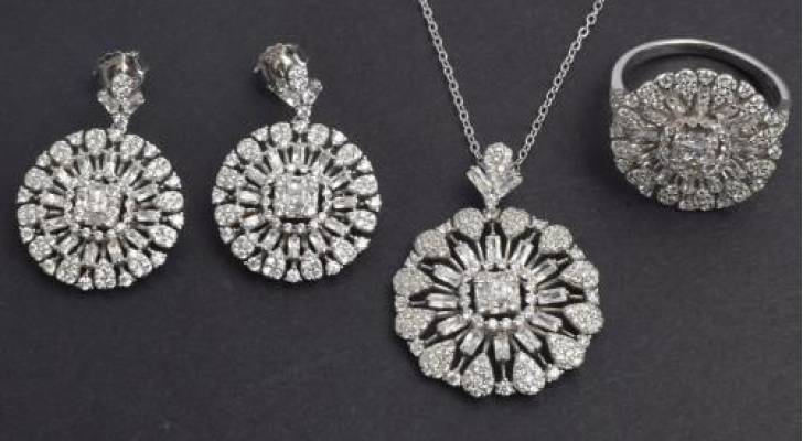 الفضة تغلق الأسبوع بمكاسب إيجابية