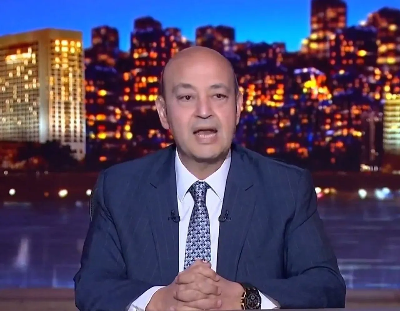 عمرو أديب متسائلا: ليه العالم بيوقف ورا أحمد الشرع؟