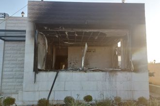 مستوطنون يشعلون النيران بمنزل برام الله