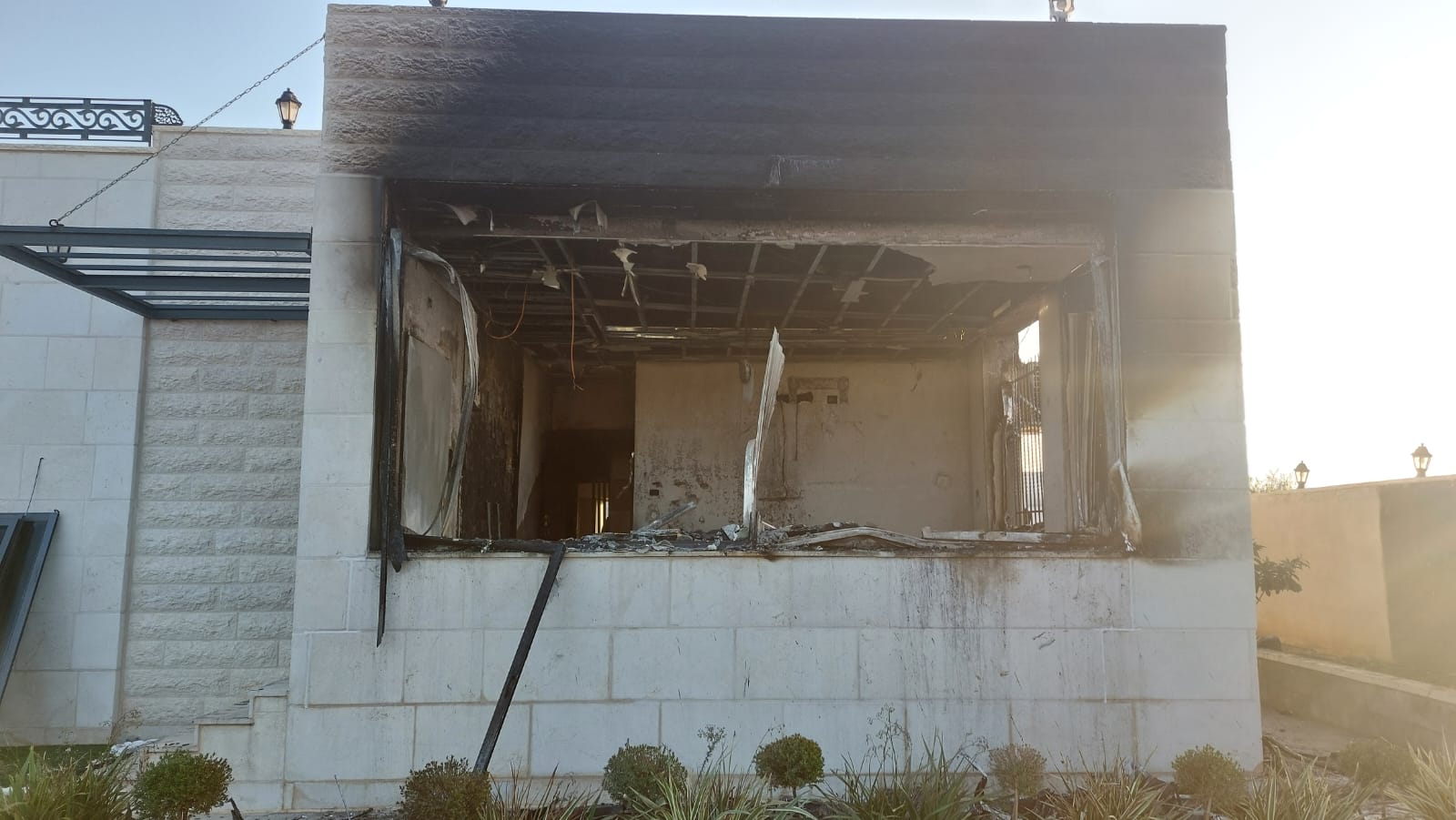 صورة حول : مستوطنون يشعلون النيران بمنزل برام الله مستوطنون يشعلون النيران بمنزل برام الله