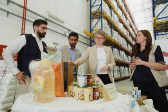 كوبر من الأردن: آن الأوان لرفع القيود والسماح بدخول المساعدات إلى غزة