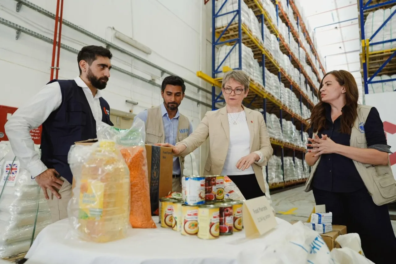 كوبر من الأردن: آن الأوان لرفع القيود والسماح بدخول المساعدات إلى غزة