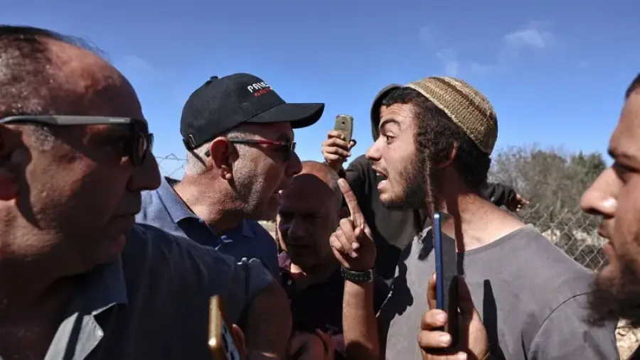 صورة حول : مستوطنون يهاجمون قاطفي الزيتون بالضفة الغربية مستوطنون يهاجمون قاطفي الزيتون بالضفة الغربية