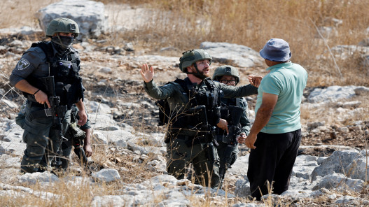 صورة حول : 50 مستوطناً يهاجمون تجمعاً بدوياً بالقدس: جرحى وأضرار مادية جسيمة 50 مستوطناً يهاجمون تجمعاً بدوياً بالقدس: جرحى وأضرار مادية جسيمة