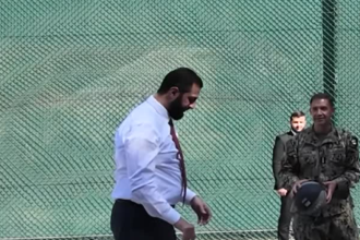 الشرع يلعب كرة السلة مع قائد التحالف الأمريكي ضد "داعش" في واشنطن