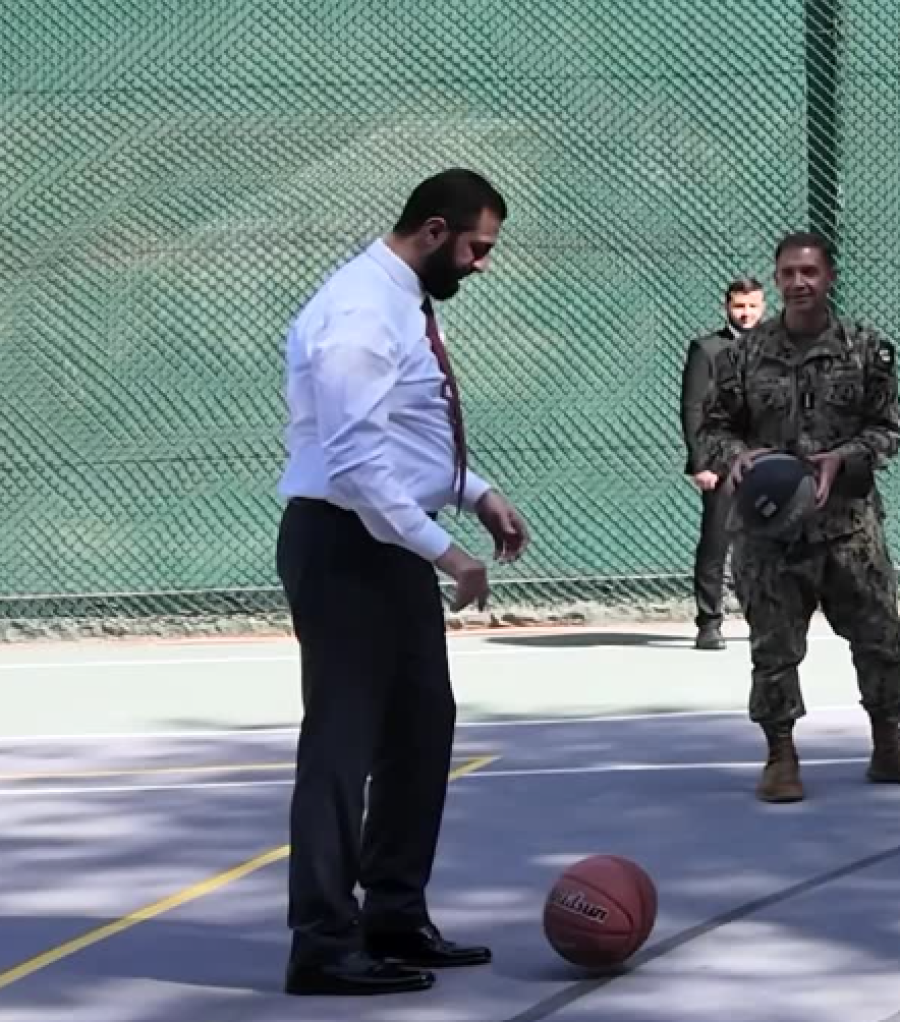 الشرع يلعب كرة السلة مع قائد التحالف الأمريكي ضد "داعش" في واشنطن