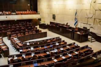 الكنيست يقرّ بالقراءة الأولى قانونا يتيح إغلاق وسائل إعلام أجنبية