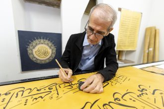 الخطاط العراقي علي زمان يكمل أكبر مصحف خطي في العالم