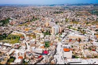 الجيش الإسرائيلي يوزع إخطارات هدم الخليل