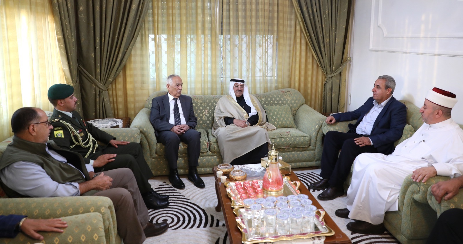 *مندوبا عن الملك وولي العهد. العيسوي يقدم واجب إلى الحنيطي وأبو مهنا والزيود*