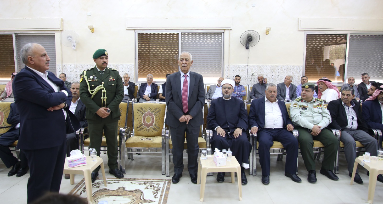 صورة حول : *مندوبا عن الملك وولي العهد. العيسوي يعزي آل العواد وآل عباد* *مندوبا عن الملك وولي العهد. العيسوي يعزي آل العواد وآل عباد*