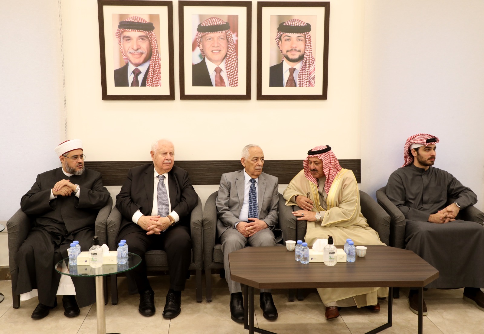 *مندوبا عن الملك وولي العهد.. العيسوي يعزي آل السعدون*