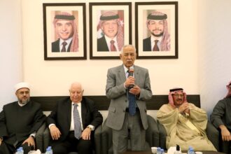 *مندوبا عن الملك وولي العهد.. العيسوي يعزي آل السعدون*