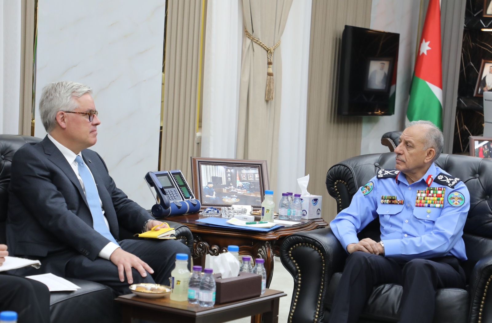 مدير الأمن العام يلتقي السفير الكندي ويبحثان تعزيز التعاون الأمني المشترك