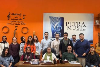 الفنانة جوليت عواد تُشرف على اختبارات منح التفوق الفني في جامعة البترا