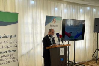 وزير الإدارة المحلية يضع حجر الأساس لمشروع تطوير وإعادة تأهيل مكب نفايات الأكيدر