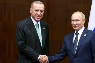 بوتين وأردوغان يبحثان مبادرة السلام الأمريكية 