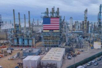 النفط يتراجع بعد صعود المخزونات في الولايات المتحدة