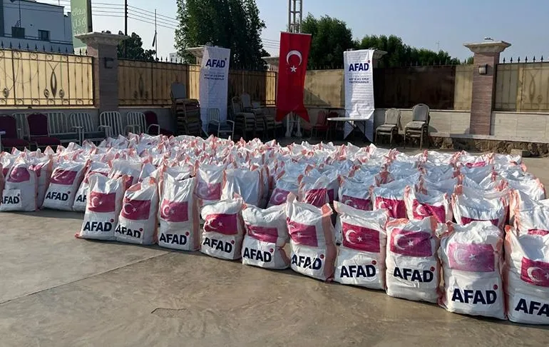 صورة حول : تركيا تقدم مساعدات غذائية وخيام للنازحين السودانيين تركيا تقدم مساعدات غذائية وخيام للنازحين السودانيين