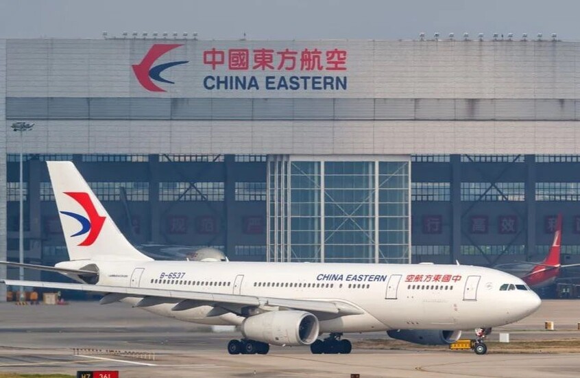 تسمم جماعي يصيب ركاب طائرة بسبب وجبة الغداء!!