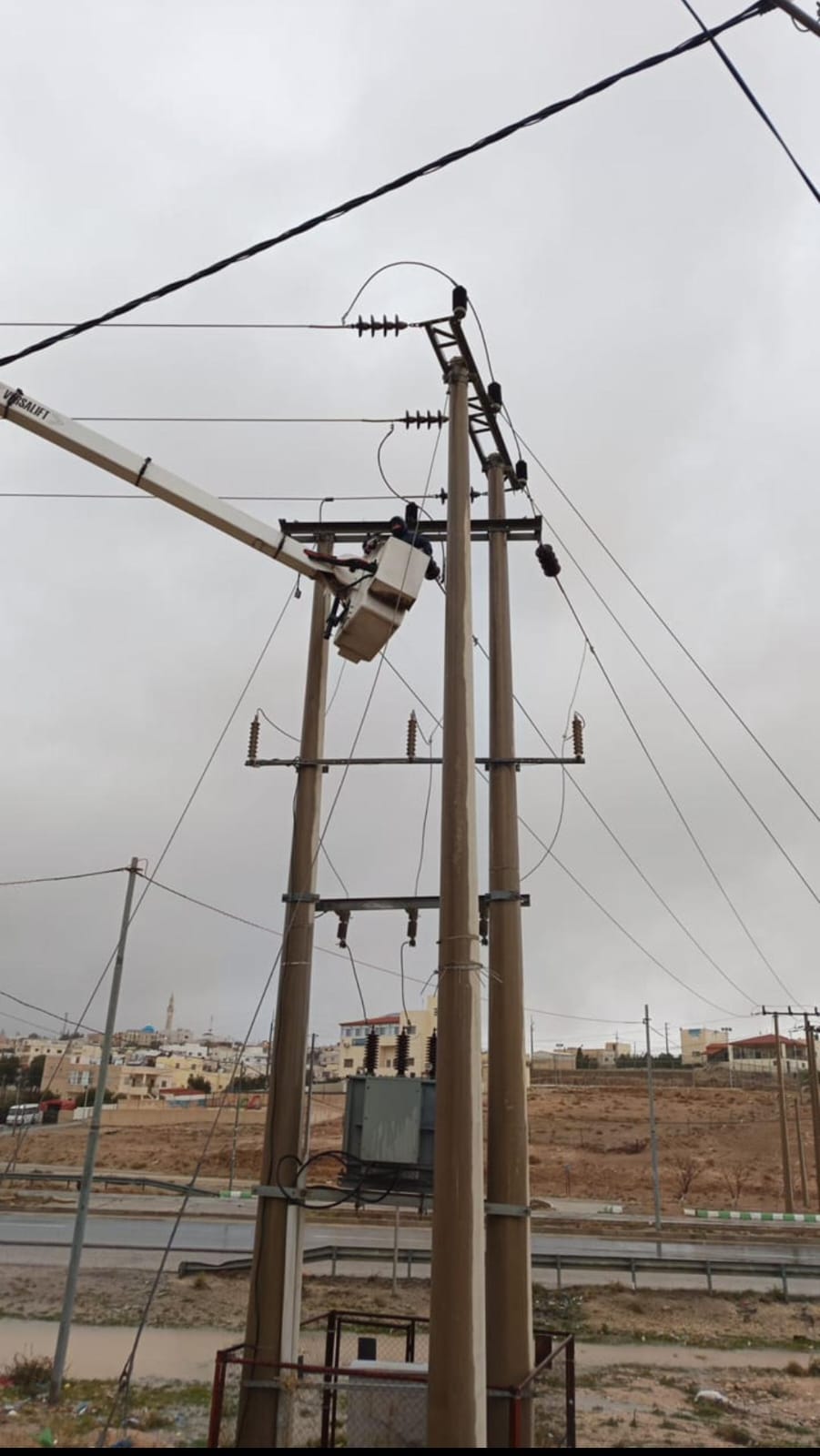 شركة توزيع الكهرباء تعالج تداعيات الأمطار بزمن قياسي .. فيديو وصور
