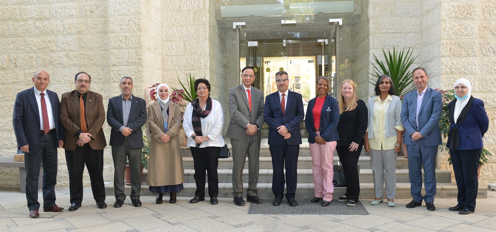 صورة حول : رئيس جامعة البترا يبحث سبل التعاون الأكاديمي مع وفد كلية "إدموندز" رئيس جامعة البترا يبحث سبل التعاون الأكاديمي مع وفد كلية "إدموندز"