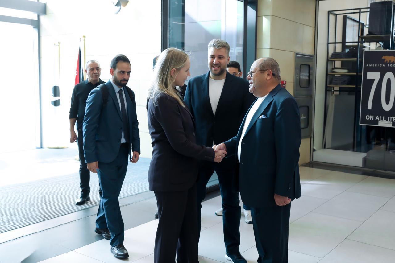 السفيرة الهولندية تزور العقبة وتطّلع على تجربة "النافورة مول"في المباني الخضراء