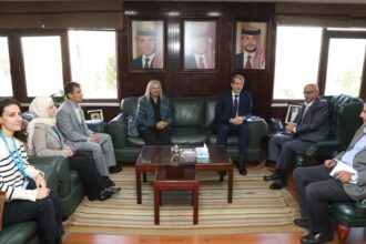 وزير المياه يستعرض التحديات المائية مع اليونيسف