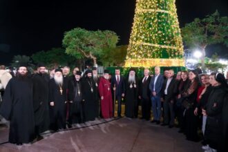 المجالي والعوايشة يطلقون إضاءة شجرة الميلاد في العقبة