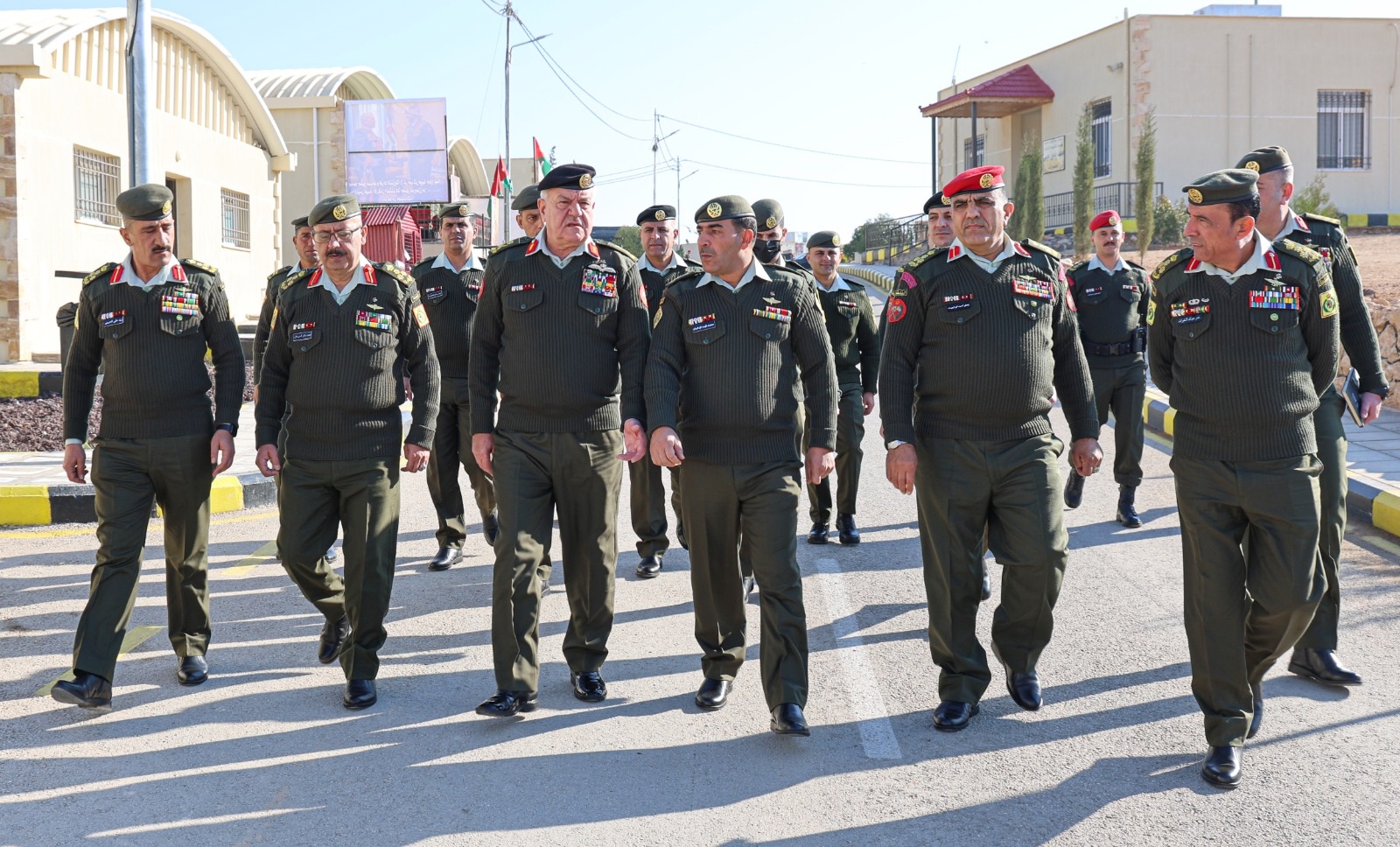 صورة حول : رئيس هيئة الأركان يزور كتيبة الأمير طلال الآلية رئيس هيئة الأركان يزور كتيبة الأمير طلال الآلية