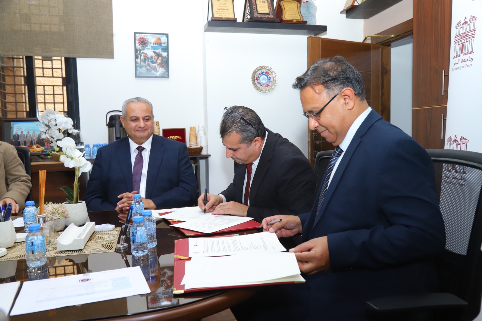 جامعة البترا وجامعة ولفرهامبتون توقعان مذكرة تفاهم لتعزيز التعاون الأكاديمي والبحثي