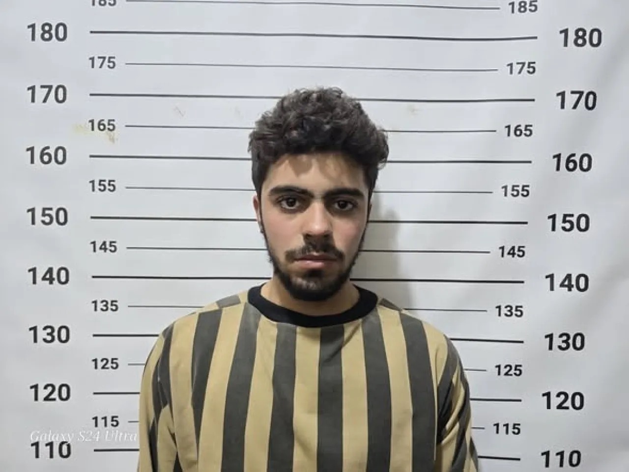 سورية توقف شخصين لنشر رموز النظام السابق