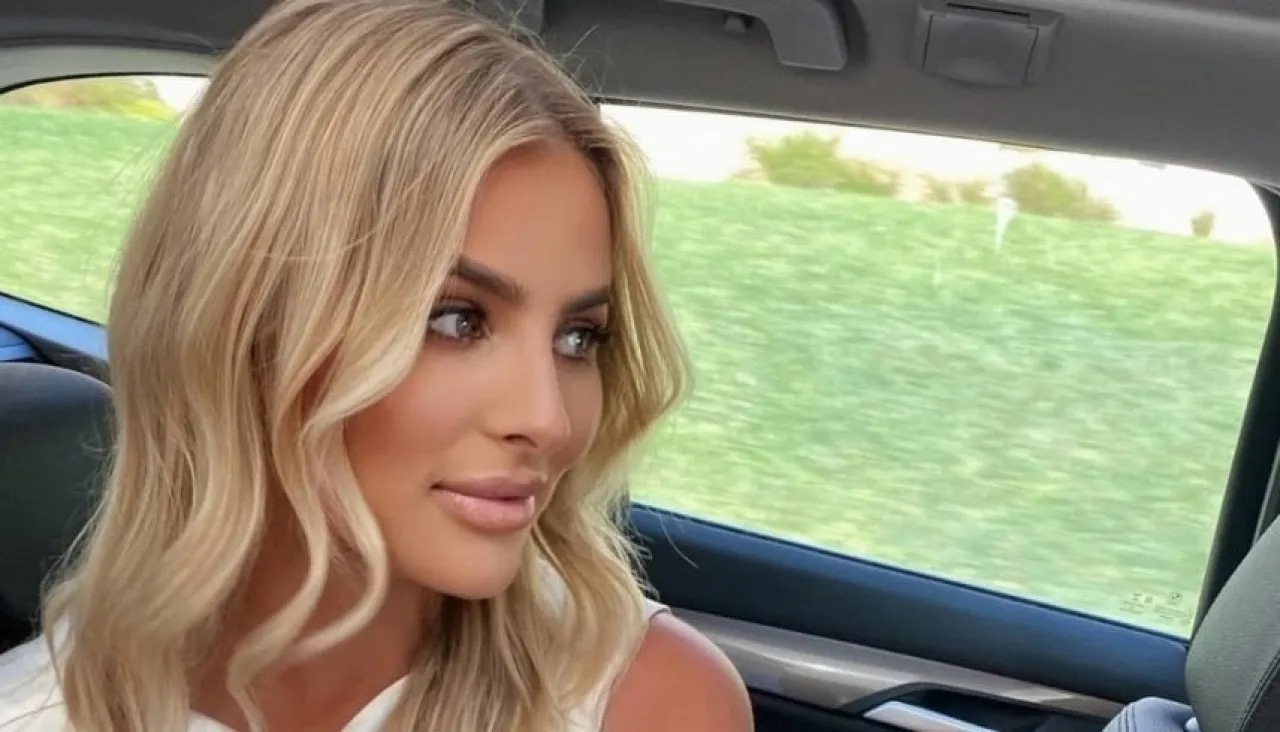 المؤثرة الأسترالية إندي كلينتون تثير جدلاً بعد فرض رسوم على الكشف عن نتائج تجميل أنفها