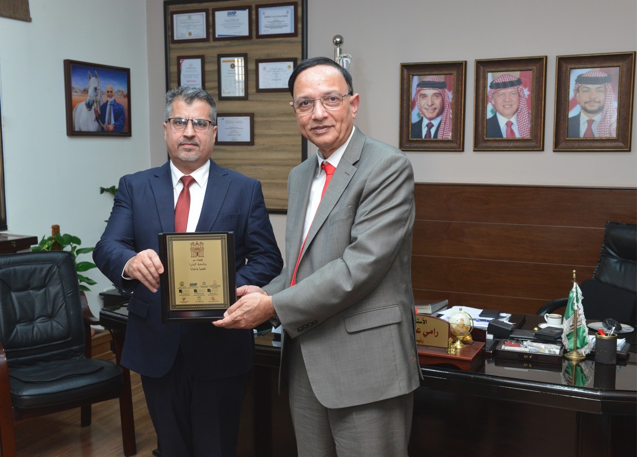 صورة حول : رئيس جامعة البترا يبحث سبل التعاون الأكاديمي مع وفد كلية "إدموندز" رئيس جامعة البترا يبحث سبل التعاون الأكاديمي مع وفد كلية "إدموندز"