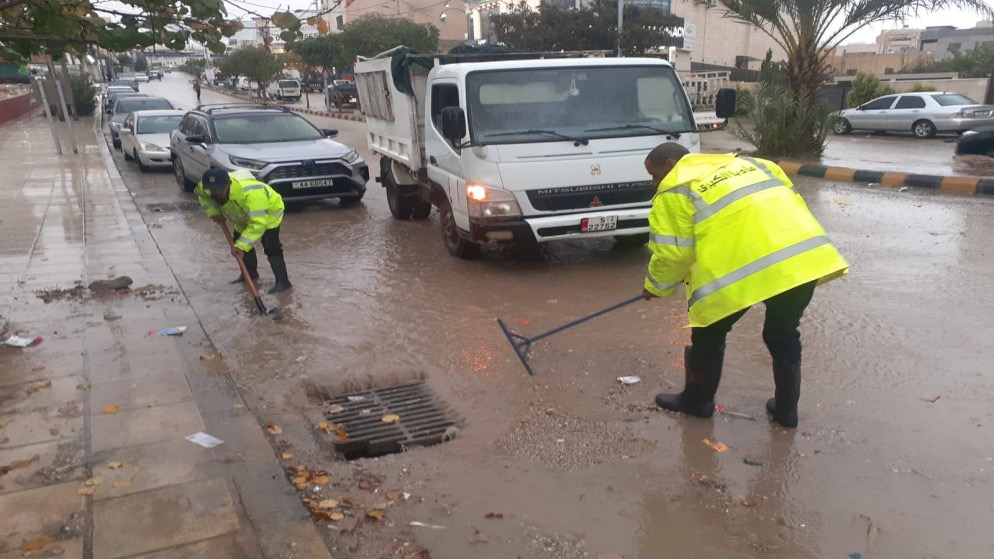 صورة حول : الإدارة المحلية تتعامل مع 90 شكوى خلال تأثير المنخفض الجوي الإدارة المحلية تتعامل مع 90 شكوى خلال تأثير المنخفض الجوي