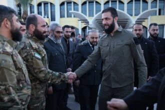 الشرع يزور معرض الثورة السورية ويكرّم أبطال التحرير