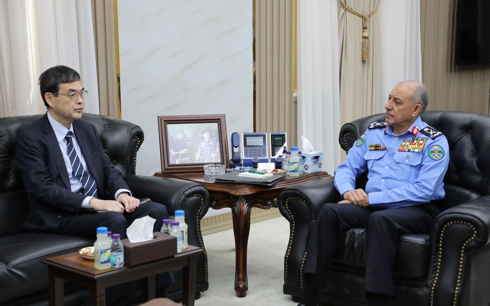 اللواء المعايطة يلتقي السفير الياباني، ويؤكد عُمق العلاقات التي تجمع البلدين